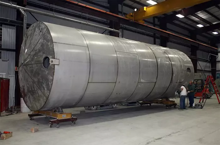 Heavy-duty stainless steel tanks, industrial storage tanks, chemical tanks, food-grade stainless tanks, corrosion-resistant tanks, stainless steel tank design, custom stainless steel tanks, high-pressure tanks, chemical resistant tanks, durable storage solutions,